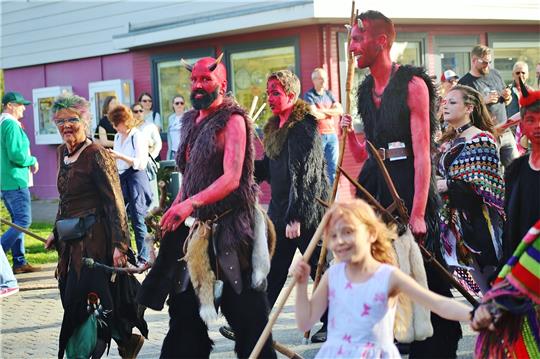 Vom Glockenberg aus marschieren die Hexen und Teufel quer durch die Bergstadt zur Walpurgiswiese am Kurhaus, beobachtet von Hunderten von Besuchern am Straßenrand. Foto: Jung