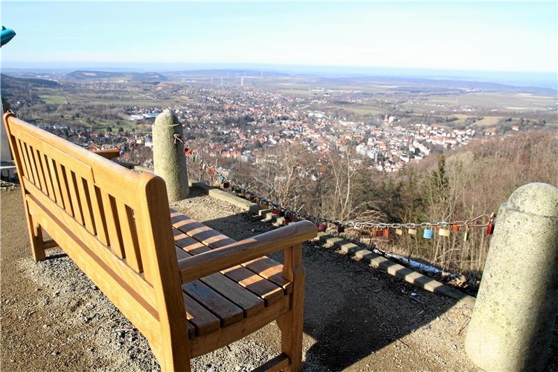 Vom Großen Burgberg aus schaut man nicht nur auf dessen kleinen Bruder (rechts im Bild), sondern auch weit hinaus ins Land.  Foto: Potthast