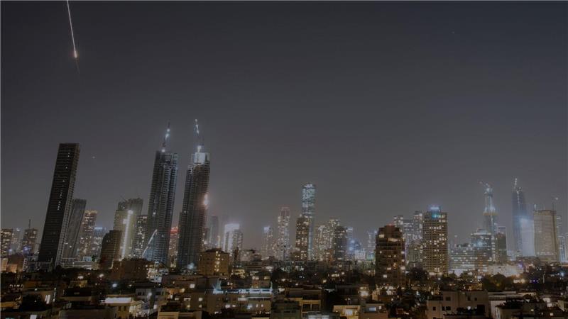 Vom Iran abgeschossene Raketen am Himmel über Tel Aviv.