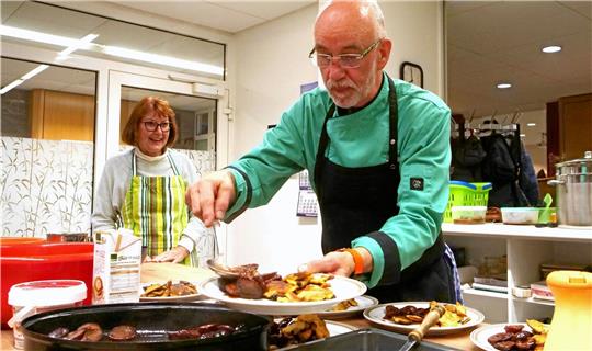 Vom Koch angerichtet: Der Kaiserschmarrn mit Zwetschgenröstern, die in der Pfanne bereitet werden, kommt auf die Teller. Foto: Potthast