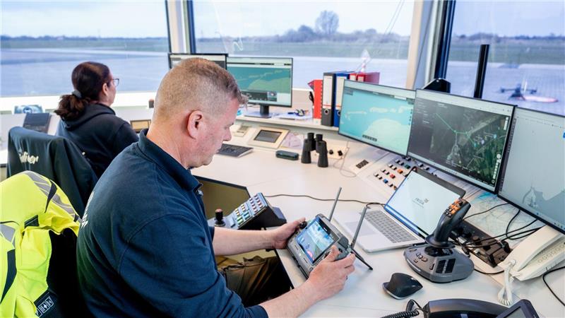 Vom Kontrollraum am Flugplatz Norddeich steuert Ingo Hellmann die Drohne. 