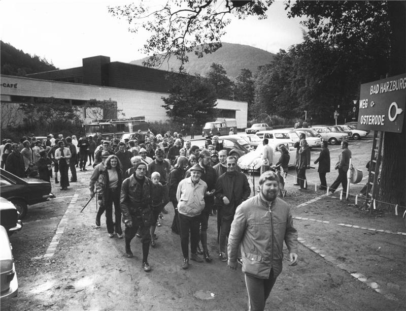 Vom Kurhaus brechen die Teilnehmerinnen und Teilnehmer am 30. September 1973 zur allerersten Harzüberquerung nach Osterode auf. Gerechnet haben die Veranstalter im Vorfeld mit 30 – am Ende kommen aber 300. Fotos: Ahrens-Archiv