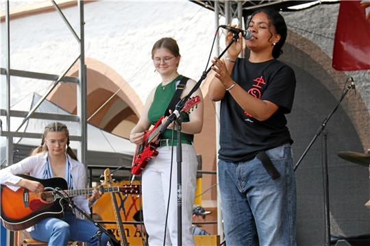 Vom Loccumer Finale auf die Goslarer Bühne: Am Sonntag spielt Laura Meese-Marktscheffel (Mitte) mit der RG-Schulband schon wieder bei der Langen Bank. Foto: Hartmann