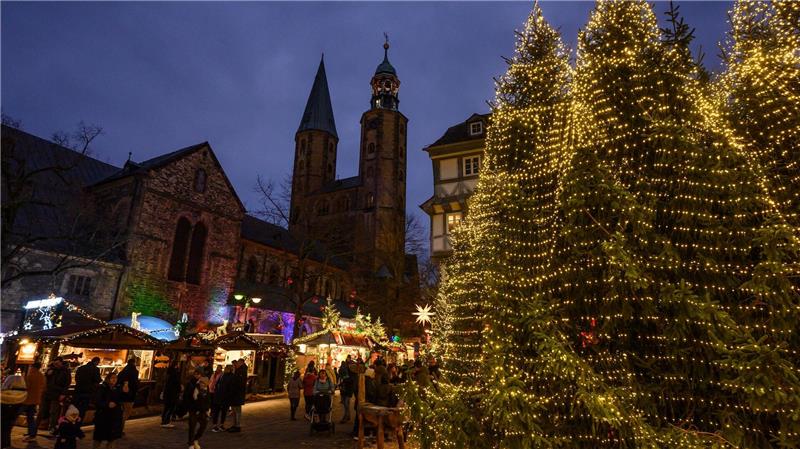 Europaweit top - Was der Weihnachtsmarkt Goslar bietet Vom Nordturm der Marktkirche (rechts im Bild) bietet sich ein Ausblick über den Weihnachtsmarkt.