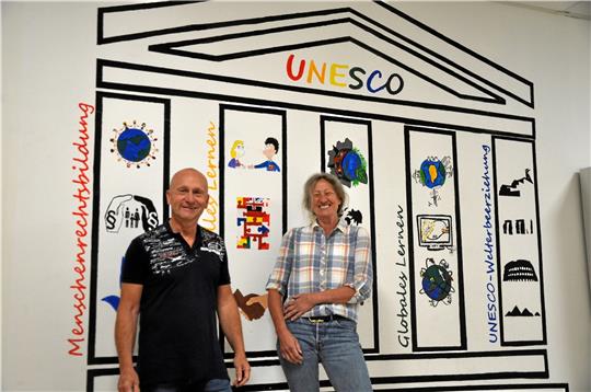 Vom Projektpartner Unesco bestens behütet (v. li.): AGG-Vize Ulrich Manusch und Direktorin Christine Voss werben für ihre integrative Schulform und sehen sich auf dem Weg in eine erfolgreiche Zukunft.  Fotos: Heine