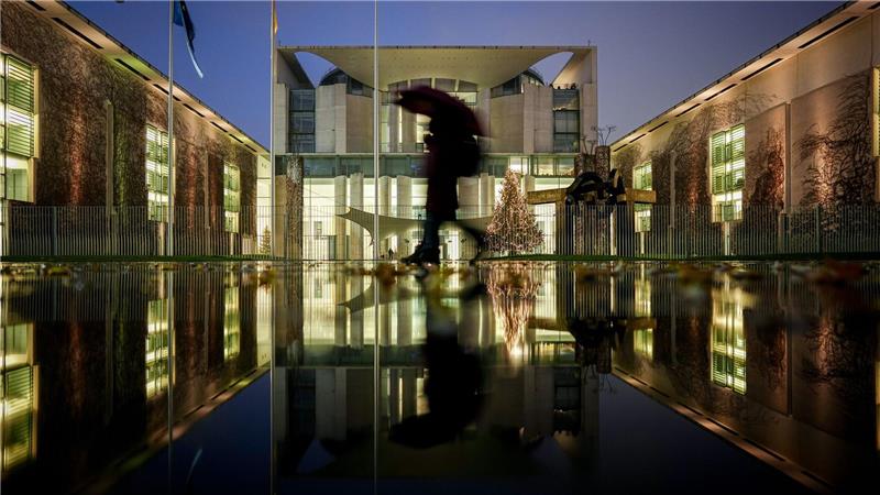 Vom Regen in die Traufe? Vor der Abstimmung über das Rentenpaket regnet es im Berliner Regierungsviertel. 