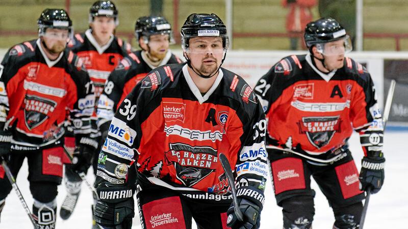 Vom Rekordspieler zum ehrenamtlichen Leiter: Erik Pipp (vorn) bleibt dem Braunlager Eishockey verbunden.