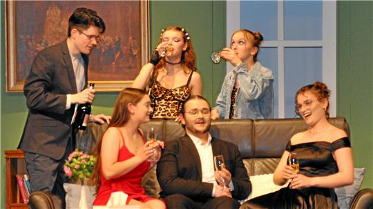 Vom Revisor zu den Leichen im Keller: Die Theater-Werkstatt am Ratsgymnasium spielt nach dem Gogol-Stück in 2024 jetzt die Komödie „Arsen und Spitzenhäubchen“.