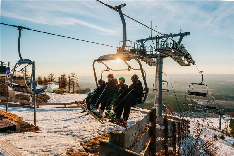 Hotels im Harz gut gebucht – freie Betten an Küste Vom Sessellift aus lässt sich der Sonnenaufgang beobachten.