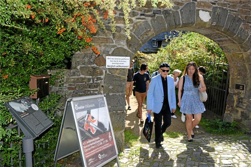 Vom St. Annenhaus aus starten die Meisterschülerinnen und Meisterschüler zur Arbeit in ihre Klassen. Prof. Arie Vardi (li.) schreitet voran. Foto: Kempfer