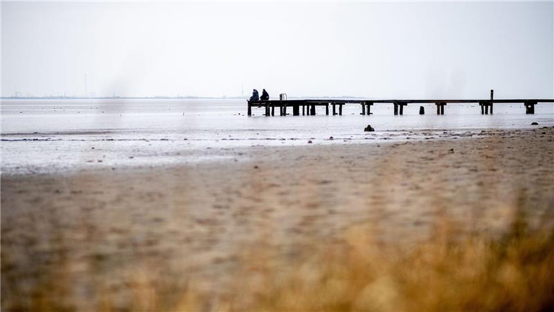 Ohne Böller und Raketen: Diese Orte feiern Silvester ruhiger Vom Strand in Dangast kann man an Silvester das Feuerwerk in Wilhelmshaven beobachten. (Archivbild)