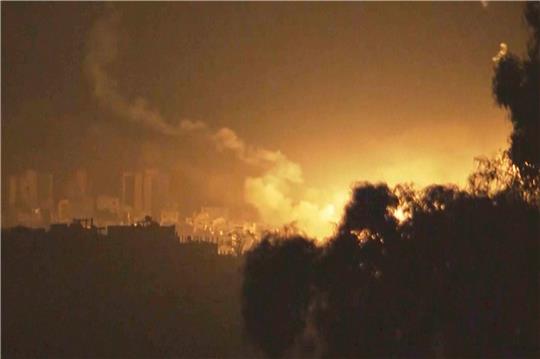 Vom Süden Israels aus sind heftige Explosionen im Gazastreifen zu sehen.