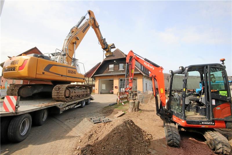 Vom Tieflader rollte der Abrissbagger, um sein Werk am alten Feuerwehrhaus in Hahausens Ortsmitte zu beginnen. Noch vor Ostern soll das Gebäude ganz verschwunden sein. Foto: Gereke