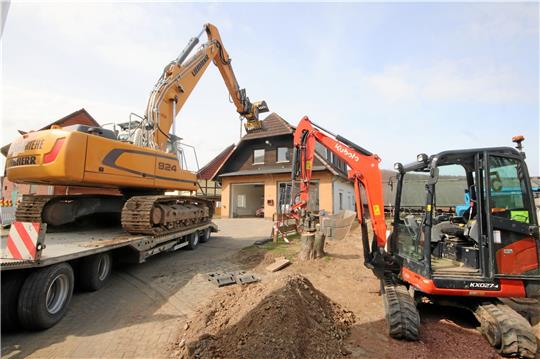 Vom Tieflader rollte der Abrissbagger, um sein Werk am alten Feuerwehrhaus in Hahausens Ortsmitte zu beginnen. Noch vor Ostern soll das Gebäude ganz verschwunden sein. Foto: Gereke