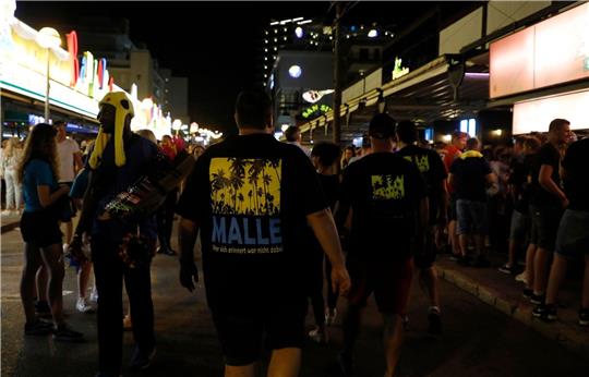 Vom Türsteher angegriffen: Statt zum Feiern in die Clubs auf der Schinkenstraße ging es für einen Mallorca-Touristen ins Krankenhaus.