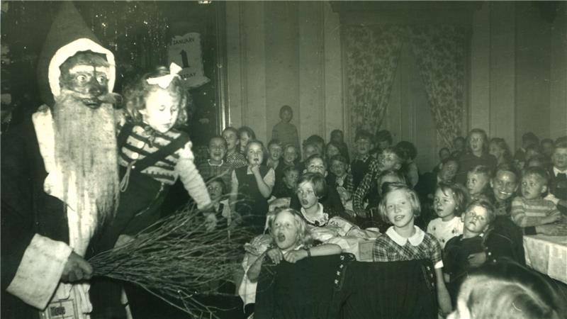 Vom britischen Militärkommandanten initiierte Weihnachtsfeier 1951 für Bad Harzburger Kinder. Der Nikolaus, gespielt von Wilhelm Busch, kam damals in einer Aufmachung daher, die man heute eher als erschreckend bezeichnen würde. 
