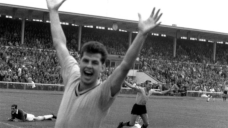 Ungefilmtes erstes Bundesliga-Tor mit KI nachgestellt Vom ersten Tor der Bundesliga-Geschichte durch Dortmunds Timo Konietzka gibt es nur ein Jubel-Foto mit dem Torschützen (hinten, r) und seinem Teamkollegen Lothar Emmerich. (Archivbild)