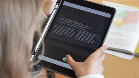 Vom kommenden Schuljahr an sollen alle Siebtklässlerinnen und Siebtklässler ein Tablet bekommen. (Archivbild)