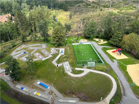 Vom zehnten Stock des Hotels aus hat man einen guten Überblick über den neuen Außenbereich mit Fuß- und Basketballfeld sowie Minigolf- und Spielplatz. Foto: Eggers
