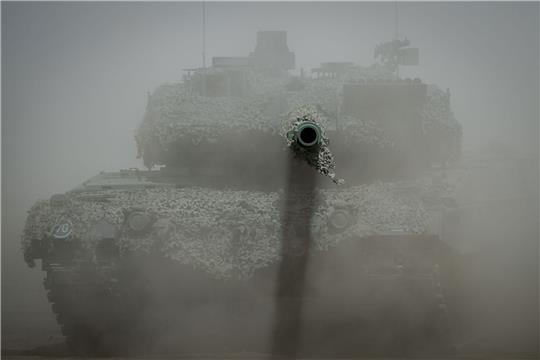 Von 1992 bis 2021 ist die Zahl der Kampfpanzer in einer Gruppe ausgewählter EU-Staaten von 16.851 auf 3383 verringert worden.