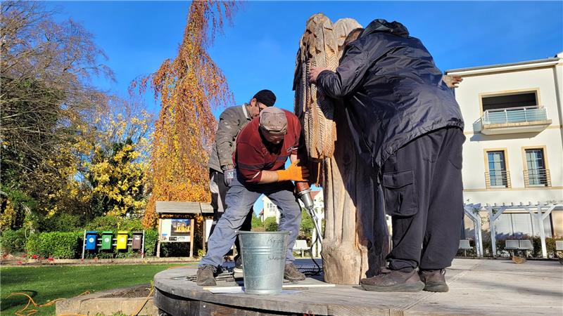 Von Anfang an dabei: Die Schaustellerfamilie Zech hilft beim Aufbau und der Befestigung der Figuren. 