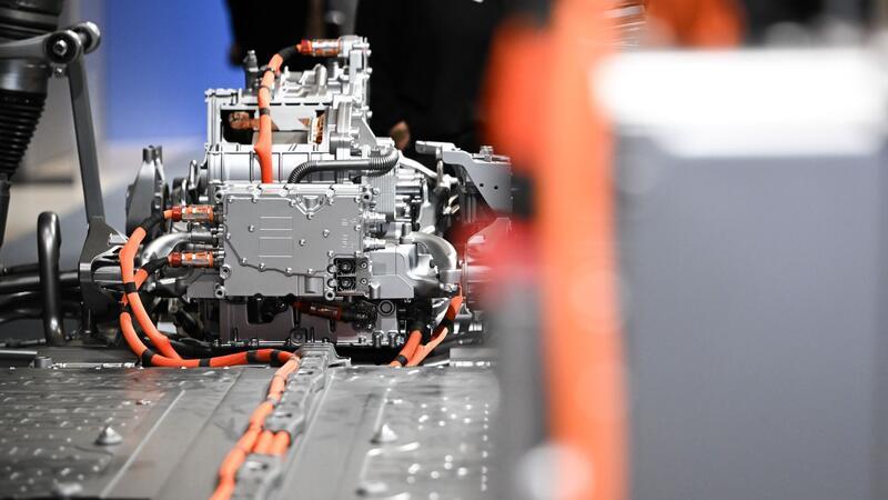 Mercedes-Benz verkauft weniger Autos im zweiten Quartal Von April bis Juni hat Mercedes deutlich weniger E-Autos verkauft. (Archivbild)