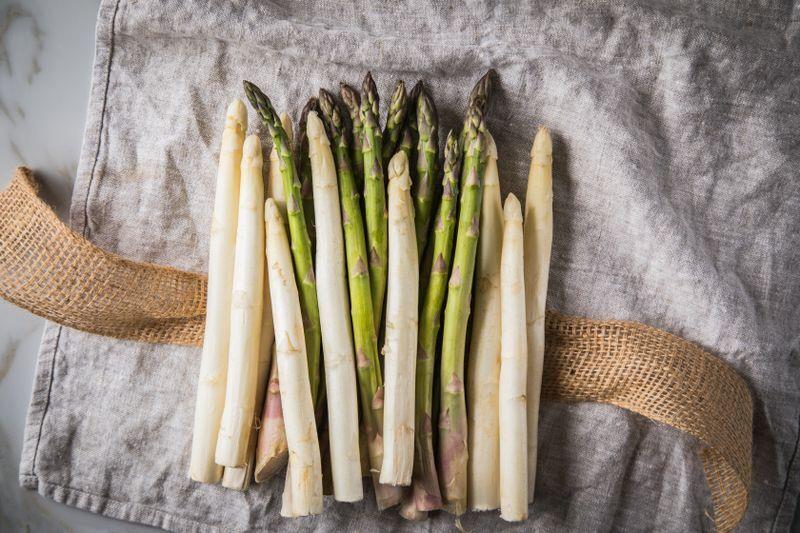 Von April bis Juni hat der Spargel Saison. Foto: Christin Klose/dpa-tmn
