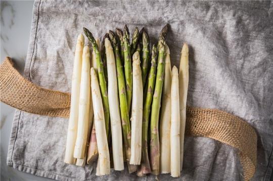 Von April bis Juni hat der Spargel Saison. Foto: Christin Klose/dpa-tmn