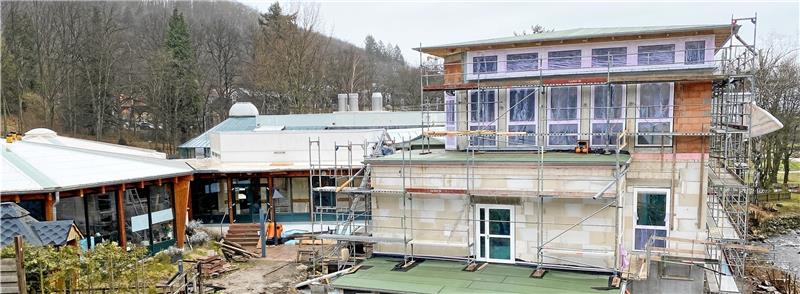 Von Außen sieht die Sole-Therme noch wie ein Rohbau aus, innen jedoch ist schon vieles schick renoviert. Deutlich zu erkennen (rechts) ist der Anbau entlang der Radau, er beherbergt künftig unter anderem die Therapiebereiche und die Massageabteilung. Fotos: Schlegel/GZ-Archiv