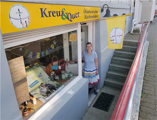 Von Beginn an ist die Schmiedestraße 7 die Adresse des ökumenischen Kirchenladens „Kreuz &amp; Quer“. In der Nähe steht eine Verweilbank und hängt ein Schaukasten für kirchliche Nachrichten.  Mitwirkende seit je her ist Marianne Schirrmeister (im Bild). Fotos: Potthast