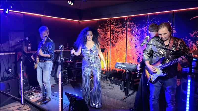 Von Disco bis Ballade: M1 Music One treten im Flames auf und sind hier keineswegs unbekannt.