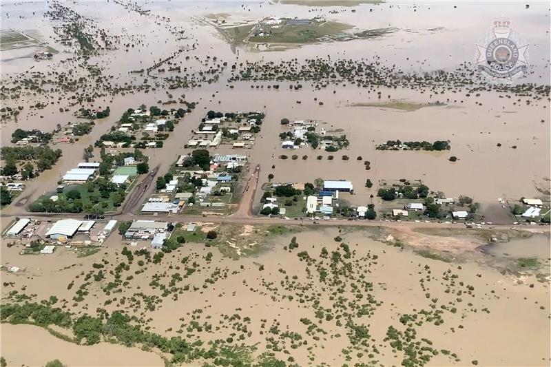Heftige Fluten im Nordosten Australiens Von Hochwasser umgebene Gebäude in Burketown in Australien.