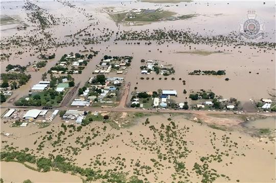 Von Hochwasser umgebene Gebäude in Burketown in Australien.