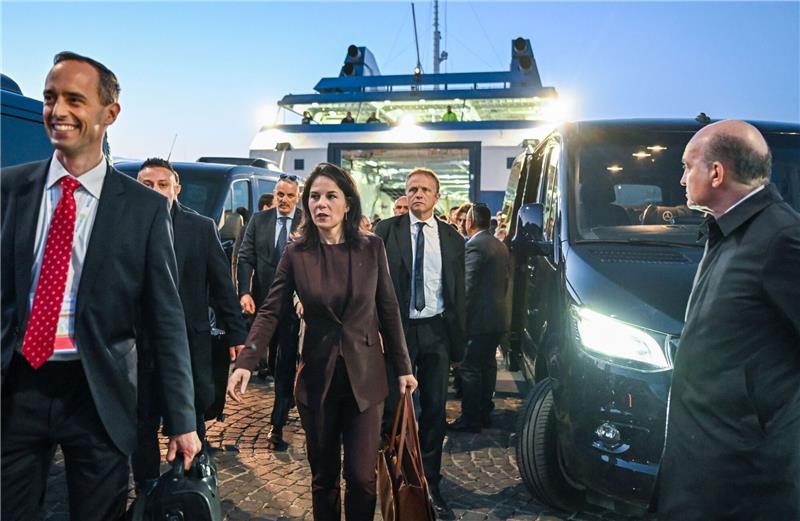 G7-Treffen: Baerbock warnt vor „Eskalationsspirale” Von Israel nach Italien: Außenministerin Annalena Baerbock (M) kommt auf Capri mit der Fähre zu dem Treffen der G7-Außenminister an.