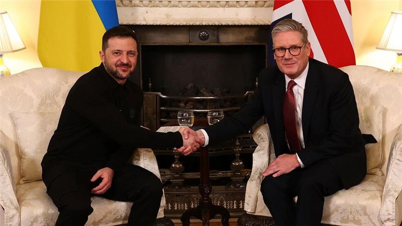Selenskyj in London: Warmer Empfang für den Angegriffenen Von Keir Starmer (r) wurde Selenskyj herzlich emfpangen.