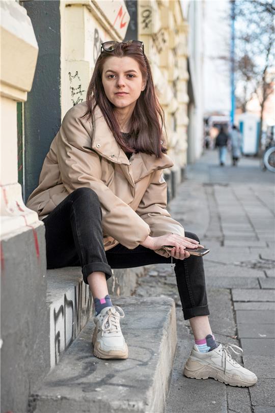 Von Kiew nach Berlin: Die urkainische Lehrerin Elena Luschkina ist vor den Kämpfen geflüchtet. Nun unterrichtet sie weiter - mit ihrem Laptop. Foto: Glanze/FFFS