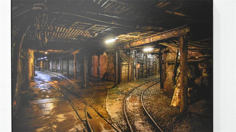 Unter Tage im Bergwerk ist der Boden von Schienen durchzogen.