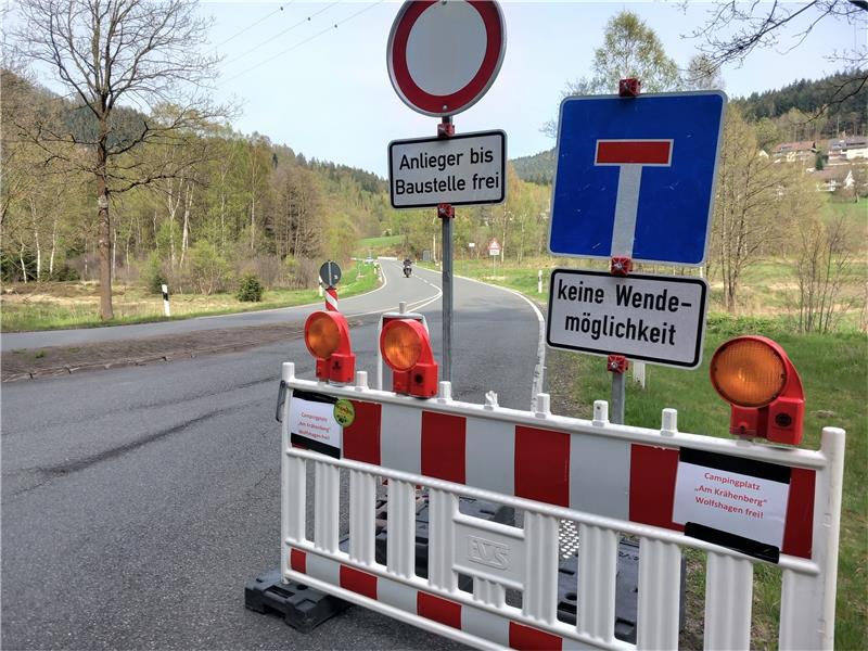 Weiter Anwohnerstress am Heimberg in Wolfshagen Von Lautenthal kommend an der Abzweigung nach Wolfshagen in Richtung Langelsheim wird unzweideutig auf die Baustellensperrung in Wolfshagen hingewiesen. Foto: Neddermeier