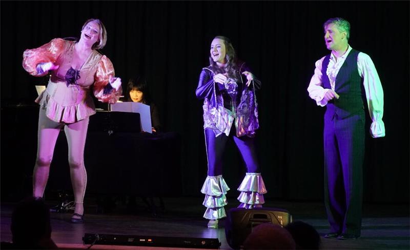 200 Altenauer begeben sich auf Zeitreise durch bunte Musical-Welt Von „Mamma Mia“ bis „Cabaret“: Claudia Geerken, Britta Riethausen und Ulrich Möllmann (v.l.) nehmen das Publikum auf eine Zeitreise durch die Jahrhunderte der Musicals.