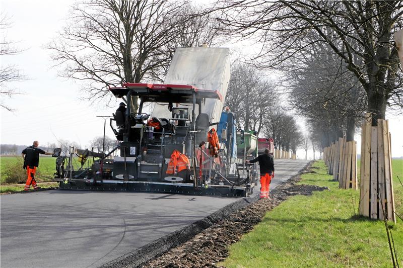 L500: Sanierung geht voran – Erdbeerfeld zur Saison erreichbar Von Neuenkirchen aus geht es für den Fertiger Richtung Gielder Kreuzung, die in den kommenden Monaten mit Millionenaufwand zu einem Kreisverkehr umgebaut wird. Foto: Gereke