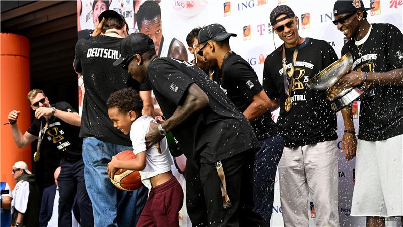 Von Riga nach Frankfurt. Basketballer lassen sich feiern