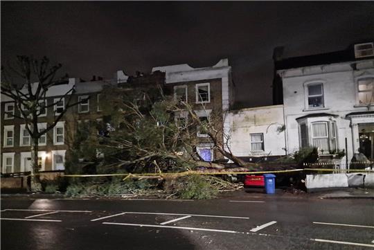 Von Sturm «Henk» verursachte Schäden in einer Straße in London.