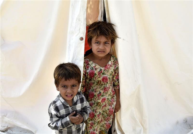Millionen Kinder kämpfen in Pakistan ums Überleben Von Überschwemmungen betroffene Kinder in einem Lager in Pakistan.