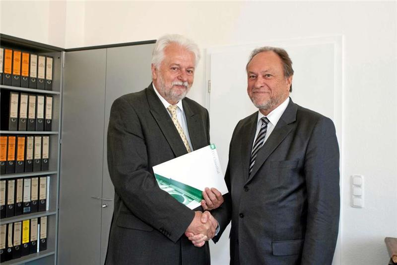 Von Universitätspräsident Thomas Hanschke erhielt Prof. Norbert Müller (links) die Verabschiedungsurkunde.  Foto: TUC