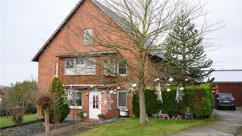 Von außen sieht das Haus der Familie unscheinbar aus. Man erwartet kaum, dass hier 621 Weihnachtsbäume im Haus stehen.