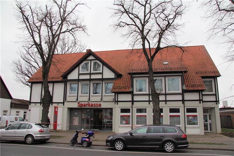 Von außen sieht das Sparkassengebäude noch ziemlich intakt aus, im Innern gibt es große Beschädigungen. Das Fotografieren dort war gestern nicht erlaubt. Fotos: Hohaus