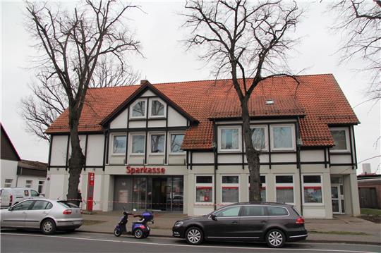 Von außen sieht das Sparkassengebäude noch ziemlich intakt aus, im Innern gibt es große Beschädigungen. Das Fotografieren dort war gestern nicht erlaubt. Fotos: Hohaus