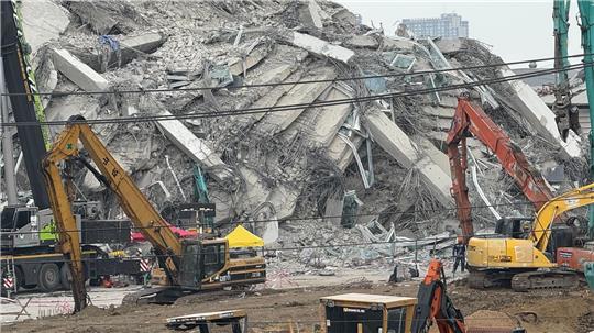 Von dem Rohbau ist nur ein riesiger Berg aus Schutt übrig geblieben.