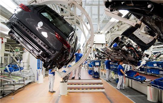 Von den Ausfällen in Wolfsburg, wo vor allem Golf und Tiguan gebaut werden, sind VW zufolge abwechselnd alle vier Montagestrecken betroffen.