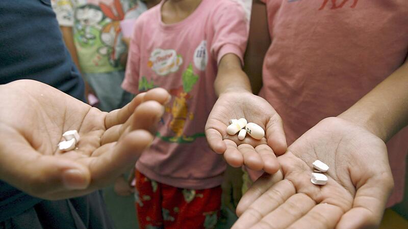 Von den HIV-infizierten Kindern erhalten nur gut die Hälfte moderne Medikamente. (Archivbild)